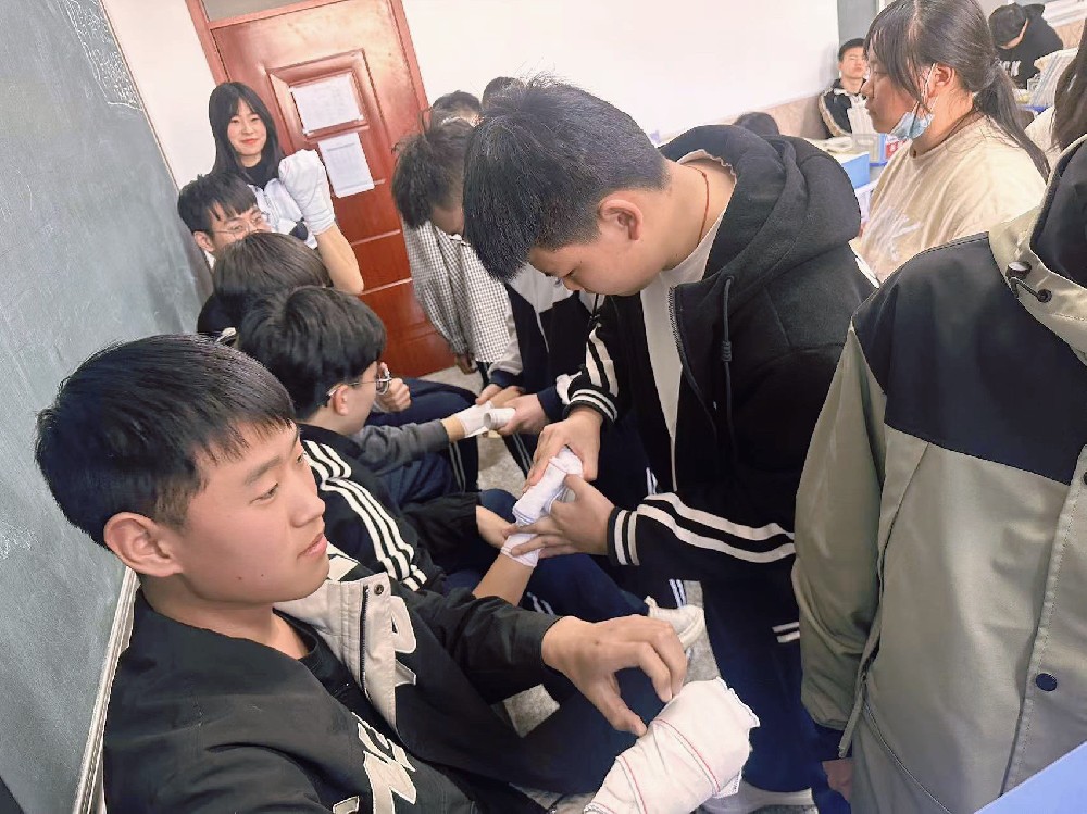 守护蓝天生命：航空专业急救包扎实操课